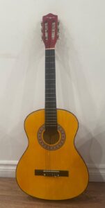 Tres belle guitare rarement utulise a 25$