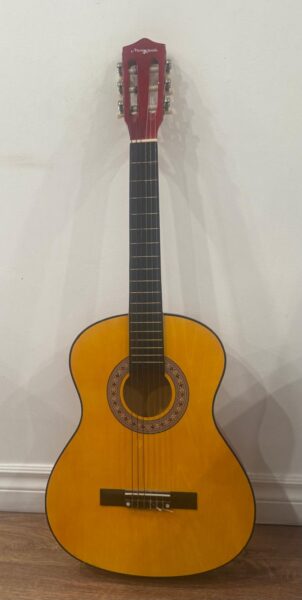 Tres belle guitare rarement utulise a 25$